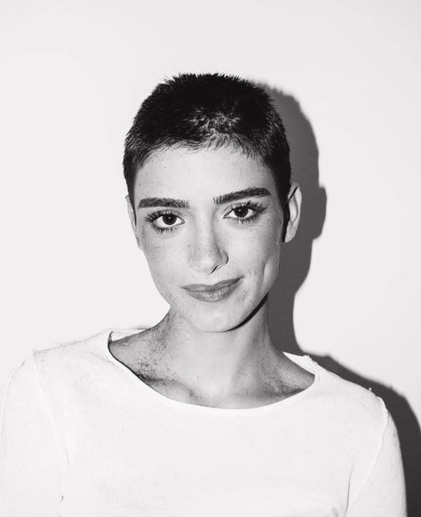 Dixie Damelio Short Hair, Buzzcut Season, Dixie D Amelio, Dixie Damelio, V Magazine, Pixie Styles, Pixie Cuts, Cortes De Cabello, Pixie Cut