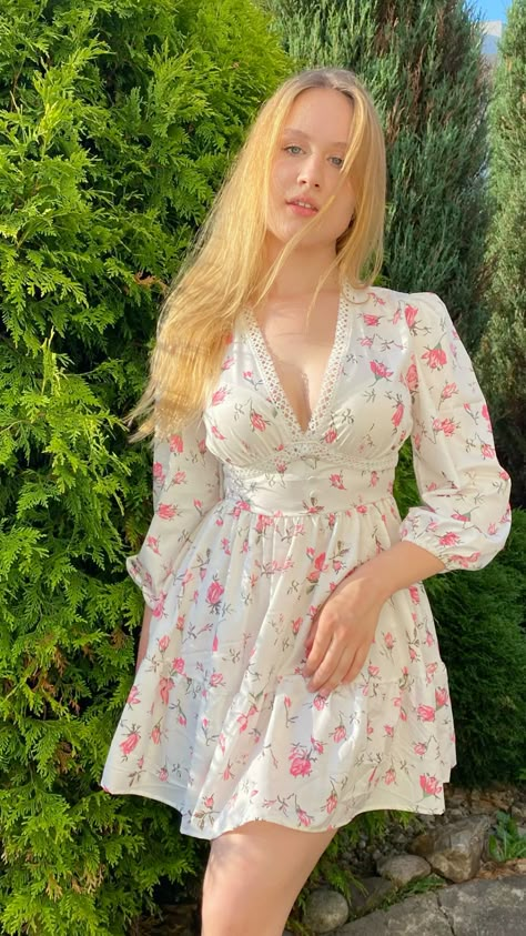 Conservative Dress, Instagram Reality, Conservative Dresses, Filters Instagram, Woman Pictures, Floral Print Dress Summer, Aesthetic Fairy, Beautiful Blonde Hair, Romantic Aesthetic