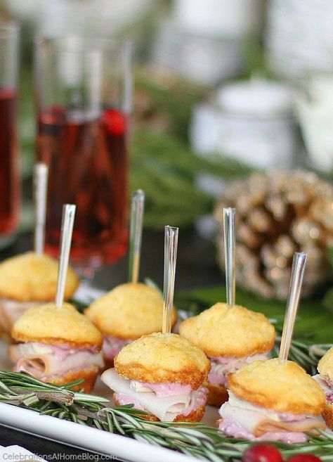 Party appetizers - Mini muffin appetizers turn into sandwiches with turkey, brie, and cranberry-cream cheese spread Muffin Appetizers, Mini Sandwich Appetizers, Mini Muffin Appetizers, Festive Christmas Appetizers, Cranberry Cream Cheese Spread, Avocado Tea, Pineapple Slaw, Christmas Sandwiches, Turkey Appetizers