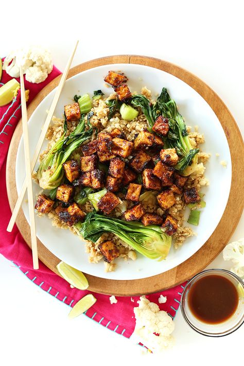 Easy Crispy Tofu in a 5-ingredient peanut glaze that's AMAZING. Serve over cauliflower rice for a healthy vegan gf dinner! #minimalistbaker Crispy Peanut Tofu, Best Tofu Recipes, Peanut Tofu, Cauliflower Rice Recipes, Minimalist Baker, Crispy Tofu, Baked Tofu, Low Carb Vegetarian, Think Food