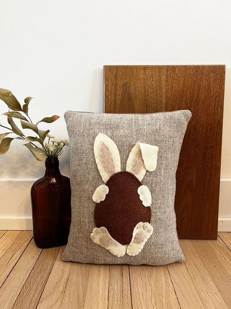 Spring Pillows Ideas, Spring Pillow, Easter Living Room Decor, Easter Pillows Ideas, Bunny Pillow Pattern, Bunny Pillows, Easter Pillow Covers, Easter Egg Pillow, Rabbit Pillow Diy