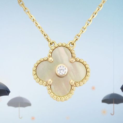 Four Clover Leaf, 4 Leaf Clover Necklace, Van Clef, Jewelry Van Cleef, Van Cleef Necklace, Cleef And Arpels Jewelry, Goodluck Charms, Alhambra Pendant, Necklaces Diy