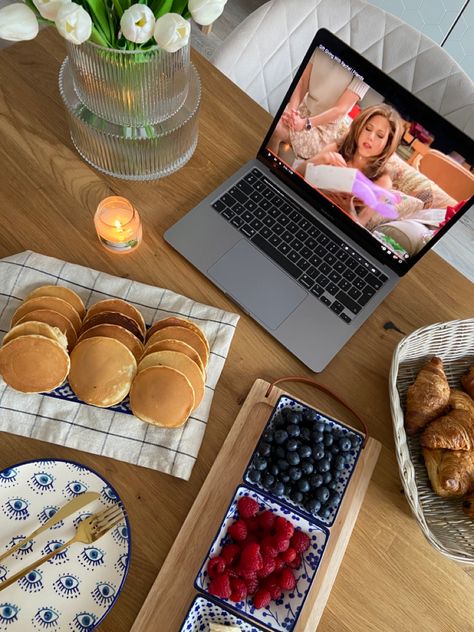 Pancakes on table while watching friends tv show on macbook Watching Friends Aesthetic, Lunch Date With Friends Aesthetic, Friends Eating Together Aesthetic, Eating Food With Friends Aesthetic, Going Out To Eat With Friends Aesthetic, Eating Pancakes Aesthetic, Watching Friends, Balanced Food, The Best Pancakes