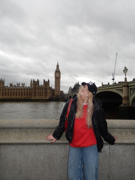 london bridge by the big ben viewpoint, photo idea with new era cap and red sweater. red accesoires. #aesthetic #london #londonaesthetic #redsweater #newera #red #redaesthetic #bigben Big Ben Picture Ideas, England Trip Outfits, London Bridge Photo Ideas, London Aesthetic Photos, Big Ben Photo Ideas, London Ig Story, London Pics Ideas, London Pics Instagram, Rich London Aesthetic