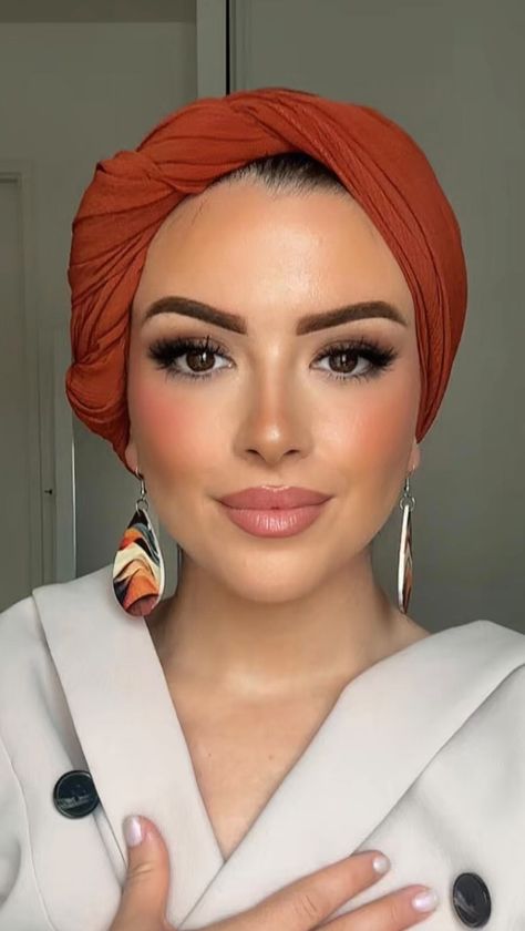 MAKE UP BY CALI 🍉 | Autumn vibes 🍂🍁 tutorial turban for this Autumn 🤎 #makeup #makeupartist #mua #tutorial #turbanista #turbanstyle #autumnvibes #fall... | Instagram Headscarf Hairstyles, Mua Tutorial, Tutorial Turban, Headwrap Ideas, Turban Outfit, Hijab Turban Style, Fall Instagram, Autumn Makeup, Turban Tutorial