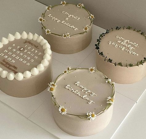 Brown Cake Design, Bday Surprise, Cake Brown, Kue Macaroon, Vintage Birthday Cakes, Pastel Cakes, Elegant Birthday Cakes, Simple Cake Designs, Mini Cakes Birthday