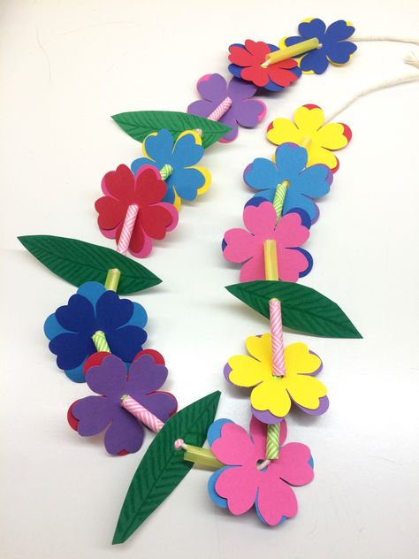 Hawaiian Lei- Hawaiian Lei & Grass Crown Craft Project for Kids (The Bird Feed NYC) Lei Craft, Grass Crown, Luau Crafts, Tropisk Fest, Hawaii Crafts, Hawaiian Crafts, Island Crafts, Flower Lei, Crown Crafts