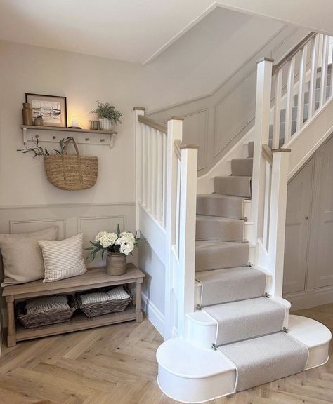 Hallway Panelling Stairs, Hall And Landing Ideas, Cotswold Cottage Interior, Beautiful House Designs, Hallway Stairs And Landing, Cotswolds Home, Country Hallway, Salons Cottage, Cottage Hallway