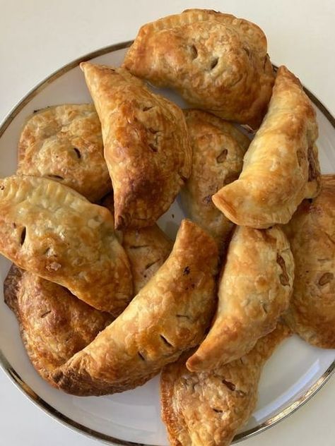 Forfar Bridie Recipe, Shortcrust Pastry Recipes, Viral Recipes, Hand Pie Recipes, Beef Patties, Beef Empanadas, Hand Pie, Scottish Recipes, Shortcrust Pastry