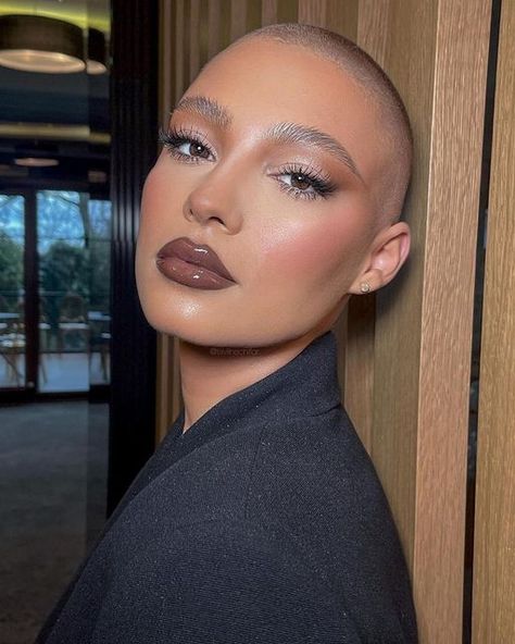 INBEAUT MAGAZINE on Instagram: "Makeup @laviinechifor Model @tatianasuciu" Shaved Head Model Woman, Bald Women Photoshoot, Shaved Head Makeup Looks, Bald Head Makeup Looks, Makeup For Bald Women, Shaved Hair Women, Bald Head Women, Shaved Heads, Bald Look