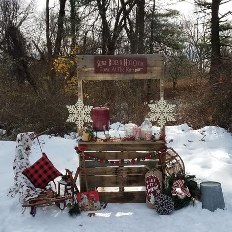 Christmas Farm Stand Ideas, Hot Coco Stands Ideas, Hot Cocoa Stand Christmas Pictures, Pallet Hot Cocoa Stand Diy, How To Build A Hot Cocoa Stand, Diy Hot Cocoa Bar Stand, Hot Cocoa Stand Photoshoot, Hot Cocoa Stand Diy, Christmas Market Stand Ideas