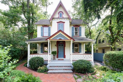 This Victorian Farmhouse Looks Just Like a Dollhouse Small Victorian House Plans, Victorian Bungalow, Small Victorian House, Small Cottage House Plans, Victorian Farmhouse, Victorian Cottage, Small Farmhouse, Victorian Houses, Victorian House