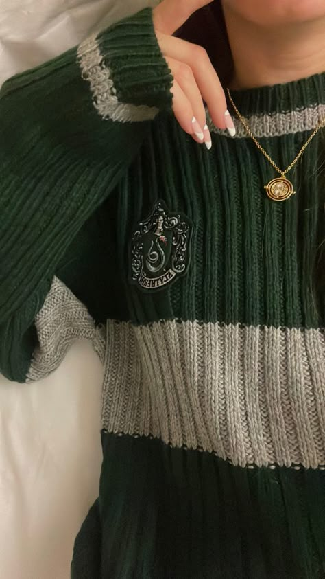 Harry X Draco, Slytherin Princess, Slytherin Clothes, Slytherin Outfit, Harry Potter Sweater, Slytherin Fashion, Hogwarts Outfits, Draco Malfoy Aesthetic, Images Harry Potter