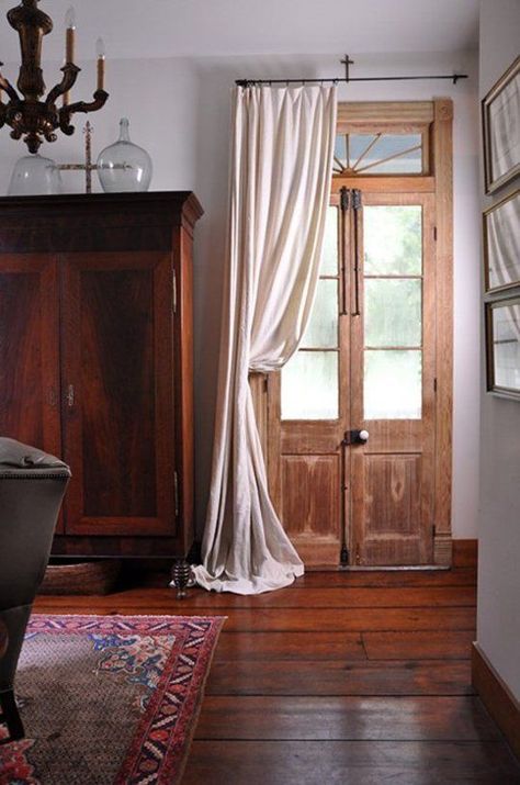 Cortinas Country, Front Door Curtains, Creole Cottage, French Door Curtains, Interior Design Per La Casa, Design Door, New Orleans Homes, Wooden Floors, Patio Interior