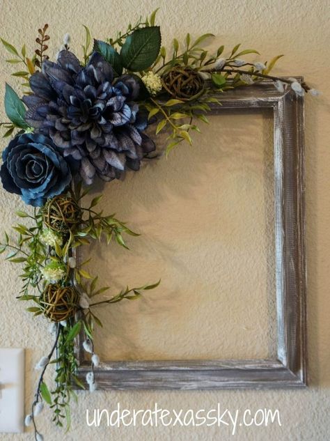 Picture Frame Wreath I like these colors for Halloween. Maybe set a skeleton wearing a festive hat inside the frame. Picture Frame Wreath, معرض فني, Picture Frame Crafts, Old Picture Frames, Picture Frame Decor, Picture Frame Art, A Skeleton, Funky Junk, Deco Floral