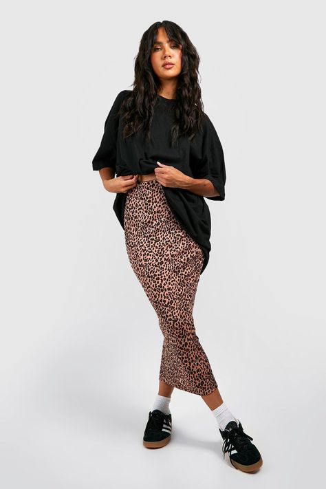 Leopard Ribbed Midi Skirt Midi Rok Outfit, Leopard Skirt Outfit, Printed Skirt Outfit, Midi Skirt Outfit, Mum Fashion, Baby Shower Outfit, Maxi Skirt Outfits, Leopard Print Skirt, Leopard Skirt