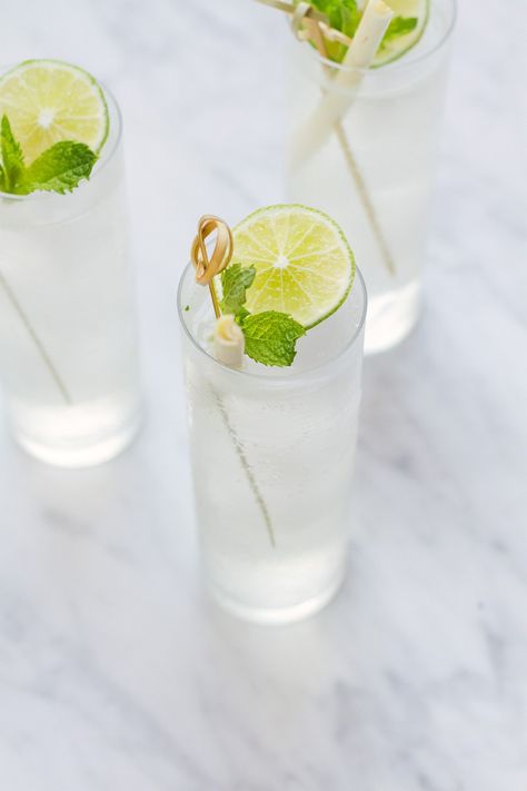 Lemongrass Gin and Tonic Cocktail | http://saltandwind.com | @saltandwind Blueberry Vodka, Signature Cocktails Wedding, Keto Cocktails, Tonic Recipe, Vodka Lemonade, Gin Recipes, Best Gin, Gin Cocktail Recipes, Hendricks Gin