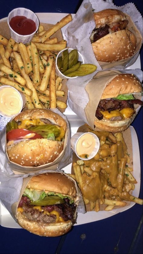 Burgers And Fries Aesthetic, Burgers And Fries, Food Bouquet, Delicacy Food, Burger And Fries, Healthy Food Motivation, Snap Food, Unhealthy Food, Food Platters