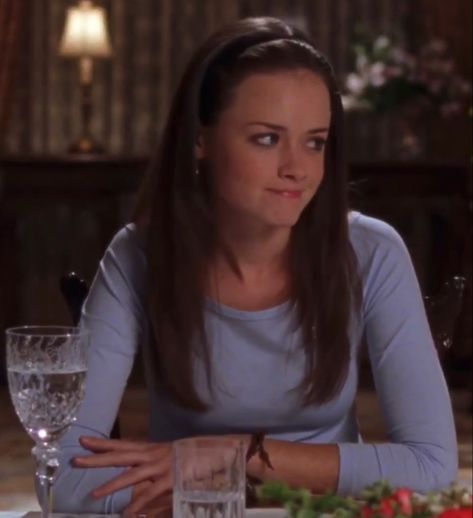 Rory Gilmore Headband Outfit, Rory Gilmore Hair Headband, Headband Rory Gilmore, Rory Headband, Rory Gilmore Headband, Gilmore Hairstyles, Rory Hairstyles, Rory Gilmore Hair, September Season