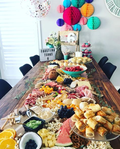 Party Snack Table, Childrens Party Food, Jungle Thema, Birthday Snacks, Birthday Party Snacks, Party Food Buffet, Grazing Table, Party Food Platters, Kids Party Food