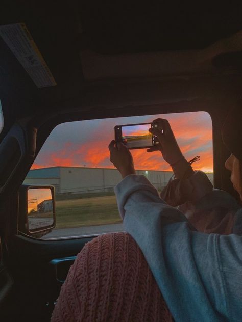 sunset car rides> #sunset #car #vibes #pretty #phone #picture #jeep #sky Car Sunset Pictures, Mahsa Core Vibe, Long Car Ride Aesthetic, Jaycie Core, Long Car Rides Aesthetic, Road Trip Essentials For Teens, Car Rides With Friends, Car Vibes Aesthetic, Aesthetic Car Ride