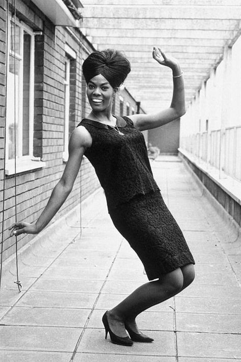 Fashionable beauties on London's streets from 40-50 years ago. Dionne Warwick, 1960s Music, Soul Jazz, Black Music, Whitney Houston, Soul Music, Music Legends, African Beauty, Female Singers