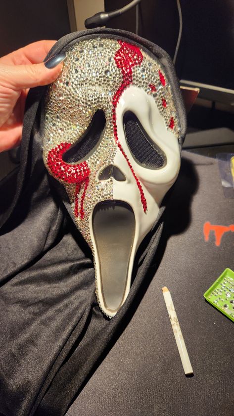 Montana Style, Scream Mask, Vintage Halloween Art, Horror Halloween Costumes, Scream Halloween, Halloween Fest, Rhinestone Projects, Pretty Halloween Costumes, Bling Crafts