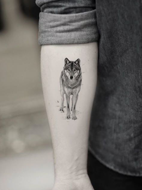 Kurt Tattoo, Wolves Tattoo, Husky Tattoo, Wolf Tattoos For Women, Small Wolf Tattoo, Tattoo On Wrist, Wolf Tattoos Men, Wolf Tattoo Sleeve, Clever Tattoos