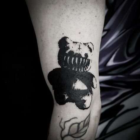 #bear #beartattoo #horrortattoo #horror #медведь #татуировка #tatuaż blackwork ink cover blackout ужасы tutorial tattoo poland poznan barber Heart Bear Trap Tattoo, Creepy Bear Tattoo, Creepy Cool Tattoos, Blackwork Filler Tattoo, Creepy Blackwork Tattoo, All Black Tattoo Cover Up, Disturbing Tattoos, Black Out Tattoo Designs, The Thing Tattoo