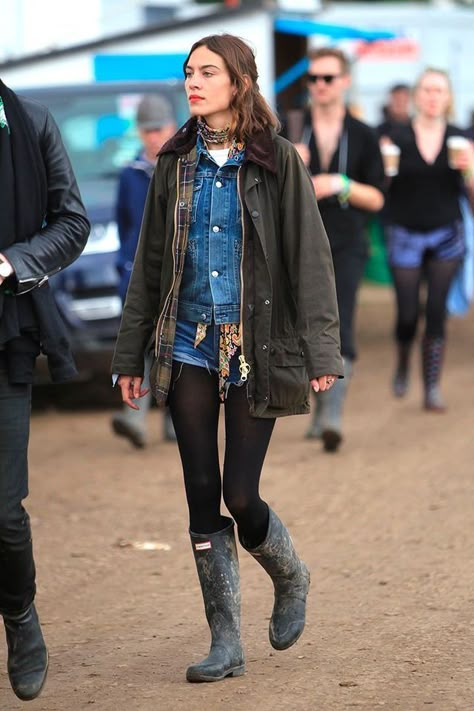 Alexa Chung Style Winter, Alexa Chung Festival, Alexa Chung Style, Victoria Secret Outfits, Barbour Jacket, Kendall Jenner Outfits, Tokyo Fashion, Alexa Chung, 가을 패션