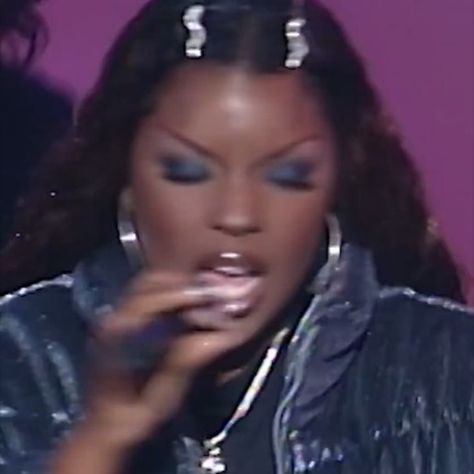 Nicole Wray on "Soul Train" in 1998. Nicole Wray, Soul Train, Neo Soul, Editorial Makeup, Black Excellence, Black Culture, Black Beauty, Cute Makeup, Aesthetically Pleasing