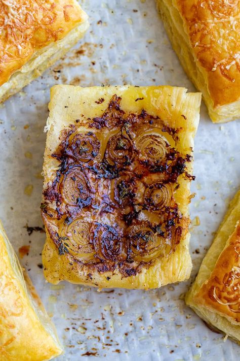 French Onion Tart, Onion Tartlets, Puff Pastry Recipes Savory, French Tart, Pastry Appetizer, Onion Tart, Puff Pastry Tart, Pearl Onions, Viral On Tiktok