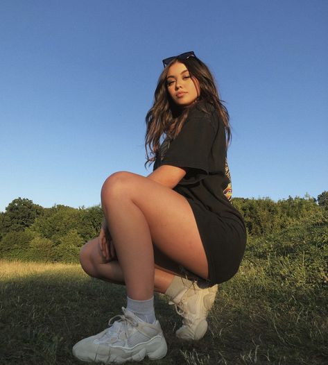 biker shorts vintage band tee yeezy 500 blush Yeezy 500 Blush, Biker Shorts Outfit Summer, Lace Biker Shorts, White Biker Shorts, Yeezy Outfit, Biker Shorts Outfit, Fitness Shorts, Yeezy 500, Curvy Shorts