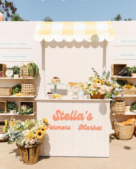 Sabrina Maldonado (@stay.goldendesign) • Instagram photos and videos Flower Market Stall Display Ideas, Farmers Market Backdrop, Picnic Backdrop, Market Stall Display Ideas, Farmers Market Decor, Farmers Market Birthday Party, Farmers Market Party, Farmers Market Stand, Parisian Party