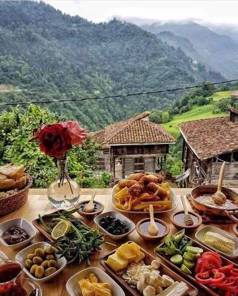 Romantic Breakfast, Rivers And Roads, Turkey Breakfast, Breakfast Photography, Food Infographic, Brunch Table, Coffee Instagram, Sunday Breakfast, Winter Coffee