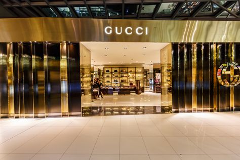 Gucci Outlet, San Francisco Airport, Popular Clothing Brands, Luxury Clothing Brands, Gucci Store, Gucci Shop, Africa Do Sul, Gucci Brand, Boutique Interior