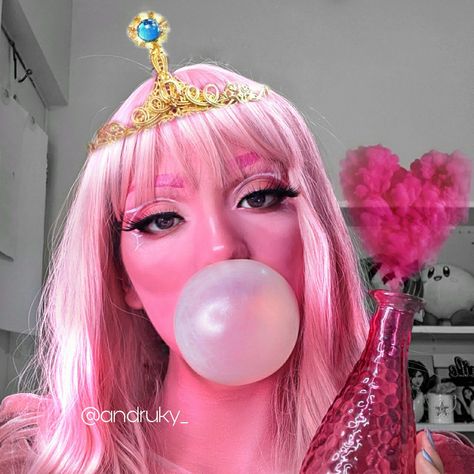 Adventure time Princess Bubblegum Makeup, Princess Peach Makeup, Princess Bubblegum Crown, Princess Bubblegum Halloween, Bubblegum Makeup, Princess Bubblegum Costume, Bubblegum Costume, Princess Bubblegum Costumes, Bubblegum Cosplay