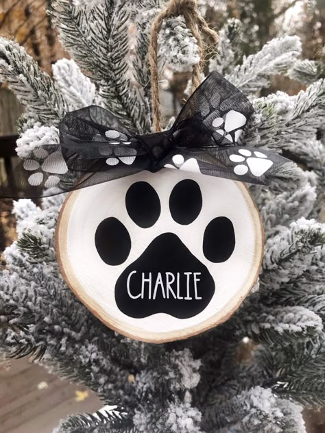 Personalized Dog Ornament, Wood Slice Ornaments, Rustic Ornaments, Dog Christmas Ornaments, Cricut Christmas, Wood Christmas Ornaments, Diy Ornaments, Wood Christmas, Ornament Ideas