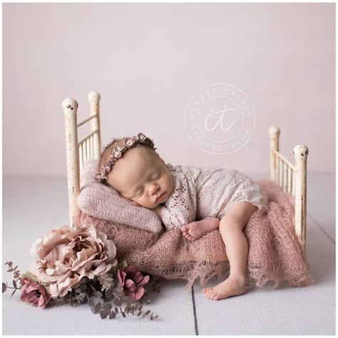 Diy Newborn Photography, Newborn Bed, Foto Newborn, Baby Pictures Newborn, Anne Geddes, Newborn Photography Poses, Newborn Baby Photoshoot, Newborn Baby Photos, 사진 촬영 포즈