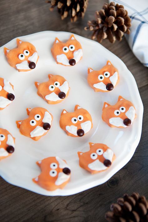 The cutest little chocolate covered fox pretzels. A delicious fall treat that can be made in just a few minutes! Bible School Snacks, Woodland Birthday Party, Gingerbread Cake, Thanksgiving Fun, Fall Treats, Baby Shower Food, Food Crafts, Kids Snacks, Chocolate Truffles