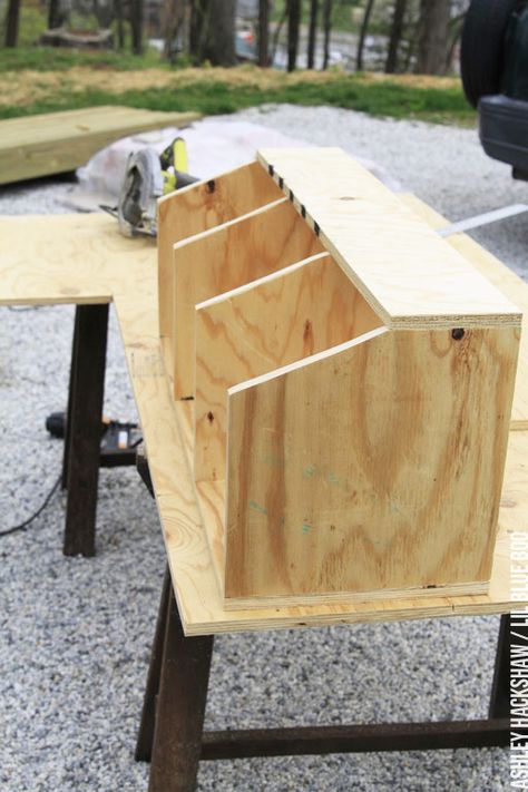 Nesting Boxes Ideas, Coop Nesting Boxes, Chicken Coop Nesting Boxes, Urban Chicken Farming, Easy Chicken Coop, Boxes Ideas, Portable Chicken Coop, Chicken Nesting Boxes, Diy Chicken Coop Plans