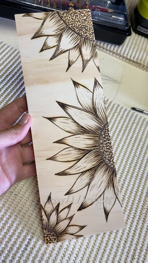 Wood Burn Art Ideas, Wood Drawing Ideas, Wood Burning Art Ideas, Woodburning Ideas Design, Wood Burned Flowers, Sunflower Pyrography, Wood Burning Designs Pyrography Patterns, Woodburning Patterns Free Printable, Sunflower Wood Burning