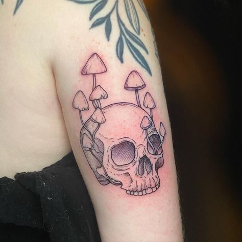 Skull With Mushrooms, Maching Tattoos, Mushrooms Growing, Mushroom Tattoo, Mama Tried, Tattoo Shading, Single Line Tattoo, Mushroom Tattoos, Space Tattoo