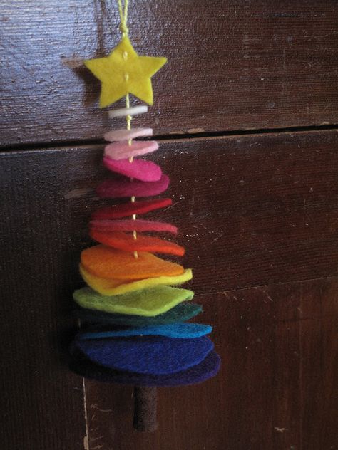 Felt tree mobile. This would be easy for even a 2 year old. Pony beads could separate the circles. Christmas Stocking Stuffer Ideas, Felt Rainbow, Making Ornaments, Mobile Craft, Rainbow Christmas, Waldorf Crafts, Stocking Stuffer Ideas, Felt Tree, Rainbow Tree