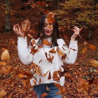 Autumn Photography Portrait, Portret Feminin, Shotting Photo, Hot Makeup, Foto Poses, Fall Photoshoot, Falling Leaves, Photography Poses Women, Shooting Photo