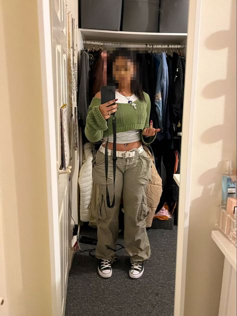 Cargos And Converse Outfit, Cargo Pants Outfit With Converse, Converse Outfit Streetwear, Green Outfit Streetwear, Winter Outfits Cargo Pants, Chunky Converse Outfit, Green Cargo Pants Outfit Winter, How To Style Green Cargo Pants, Outfits With Green Cargo Pants