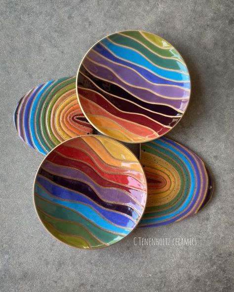 Rainbow Ceramics Ideas, Pottery Painting Rainbow, Rainbow Ceramics, Keramik Painting, Pottery Rainbow, Rainbow Pottery, Ceramic Plates Designs, Sculptural Painting, Paint Pottery