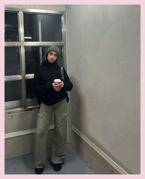 Modest Outfits Pants, Hijabi Street Wear, Winter Cargo Pants Outfit, Y2k Hijab, Cargo Pants Outfit Hijab, Hijab Poses, Green Cargo Pants Outfit, Modest Streetwear, Parachute Pants Outfit