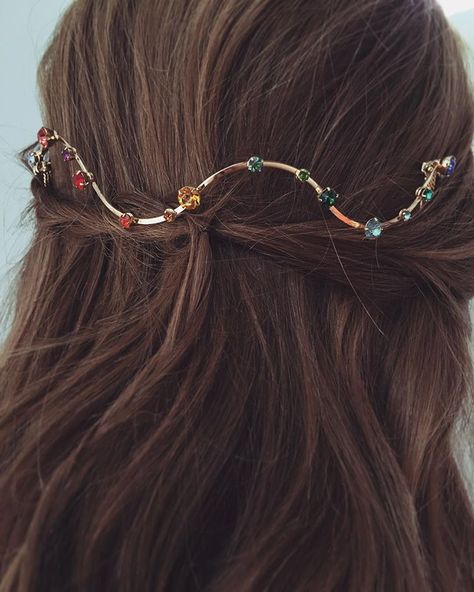 Hairstyle Headband, Lelet Ny, Hair Style On Saree, Hair Acessories, Creative Hairstyles, Modern Hairstyles, Flower Clip, Jewelry Patterns, Summer Hairstyles