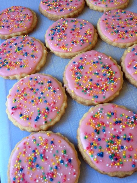 Laceys Cookies Recipe, Hundreds And Thousands, Party Sweets, Sweet Treats Recipes, Biscuit Cookies, Homemade Food, No Bake Treats, On My Mind, Biscuit Recipe